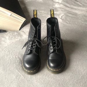 Dr. Marten’s Women’s 1460 Pascal 8-eye boot black